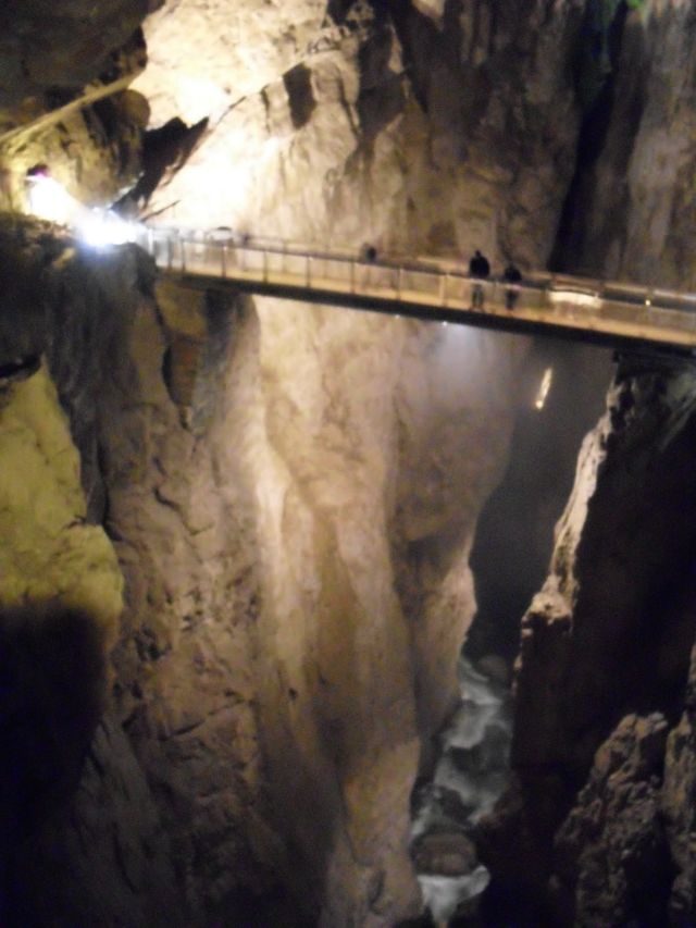 Le grotte di San Canziano (Škocjanske Jame), lunghe quasi sei chilometri e profonde 250 metri, sono state scavate dal fiume Reka, che nasce alle pendici del Monte Nevoso, una montagna di 1796 m d’altezza.