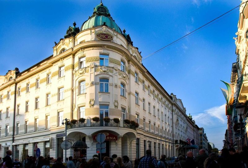 Il Grand Hotel Union dista 180 metri dal centro storico di Lubiana, soltanto 100 metri dalla passeggiata lungo il fiume Ljubljanica, 1 km dal Castello, 500 metri dalla Cattedrale