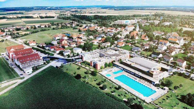 Situato nel villaggio di Moravske Toplice, nella parte nord-orientale della Slovenia, l'Hotel Vivat offre servizi termali, benessere, medici, business e sportivi. 