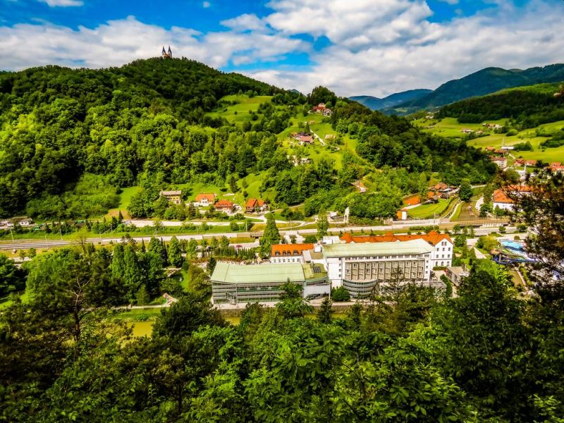 Provvisto di un centro benessere e dalla connessione LAN gratuita, l'Hotel Zdravilišče Laško sorge in un parco tranquillo vicino al fiume Savinja, a 15 minuti a piedi dal centro di Laško.