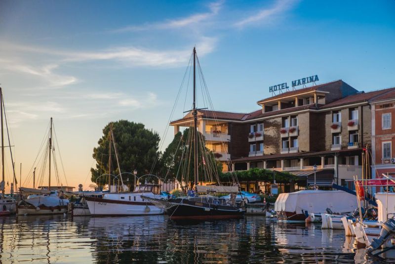 Situato nel medievale borgo peschereccio di Izola, vicino alla spiaggia, l'Hotel Marina offre camere spaziose ed eleganti con bagno interno e balcone affacciato sul Mar Adriatico.