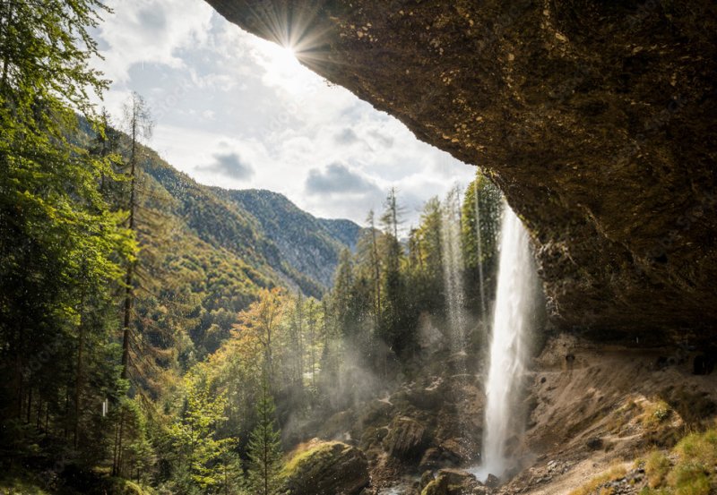 La cascata di Peričnik è molto speciale perché si può camminare intorno ad essa e sotto la roccia dove milioni di gocce d'acqua vi rinfrescheranno nelle calde giornate estive
