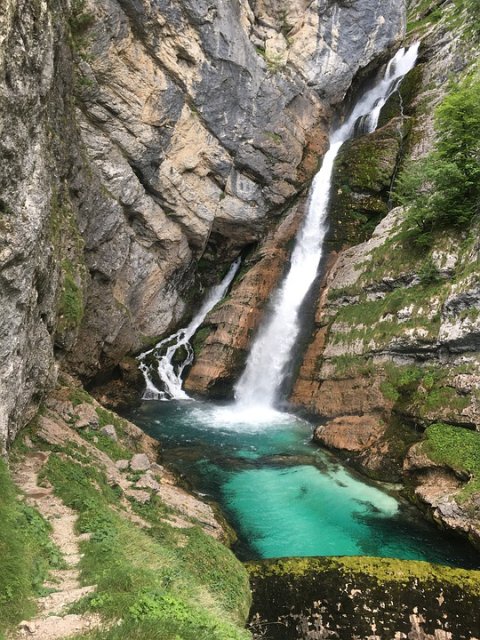 La cascata Slap Savica è la fonte del fiume Savica, che sfocia nel lago di Bohinj.