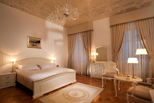 Antiq Palace. Struttura centralissima, perfetta per visitare Lubiana. L'hotel si trova in un palazzo storico della città, le stanze sono grandissime, comode, pulite e ben curate. L'arredamento in stile classico è in linea con il palazzo. 