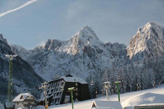 Hotel Alpina. Bellissimo hotel con panorama mozzafiato, posizionato direttamente sulle piste da sci.