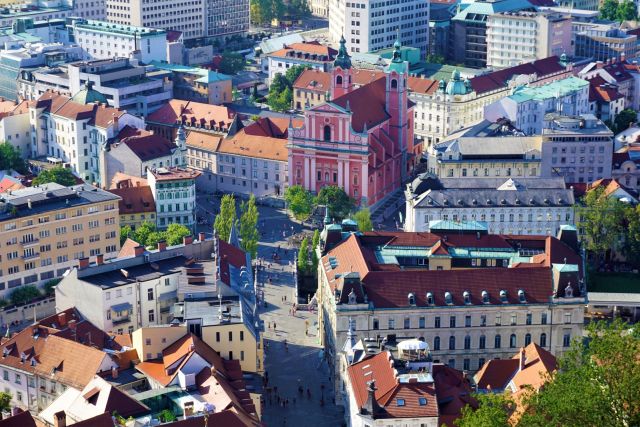 Situato tra il centro storico di Lubiana e i quartieri ottocenteschi sulla riva occidentale del fiume Ljubljanica, Prešernov trg è il cuore simbolico della città.