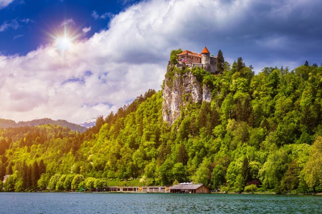 Il Castello di Bled è uno dei monumenti più famosi e visitati della Slovenia, situato sulla cima di una collina che domina il lago di Bled.
