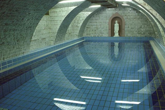 I visitatori che amano le attività ricreative si recano al Centro Benessere Balnea, che dispone di un impressionante complesso di piscine, saune e sale massaggi.