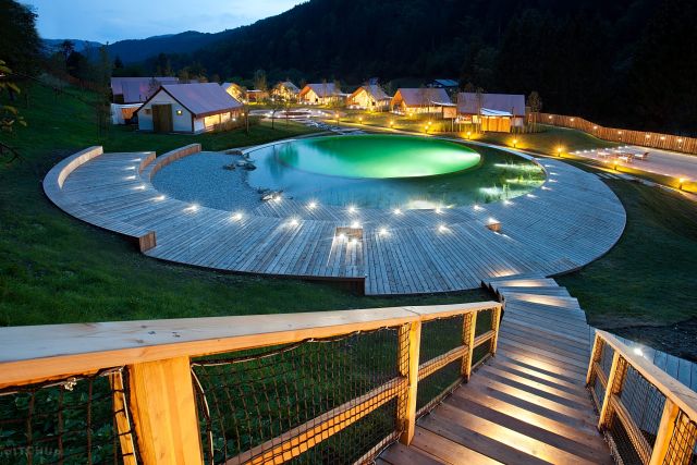 Herbal Glamping Resort Ljubno. Presso l'Herbal Glamping Ljubno troverete un ristorante per i vostri pasti, il servizio massaggi, una sauna e una piscina naturale.