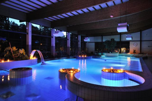Hotel Balnea Superior. Le terme e le piscine, soprattutto quella esterna. La parte delle terme è curata e silenziosa, viene fornito il sale per il bagno turco