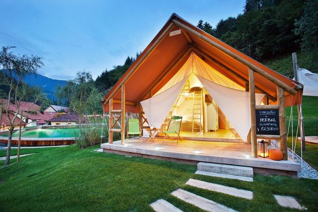 Il glamping è la soluzione perfetta per chi cerca un'esperienza di campeggio senza rinunciare al comfort. Scegli la Slovenia per la tua vacanza all'insegna del relax e del benessere.