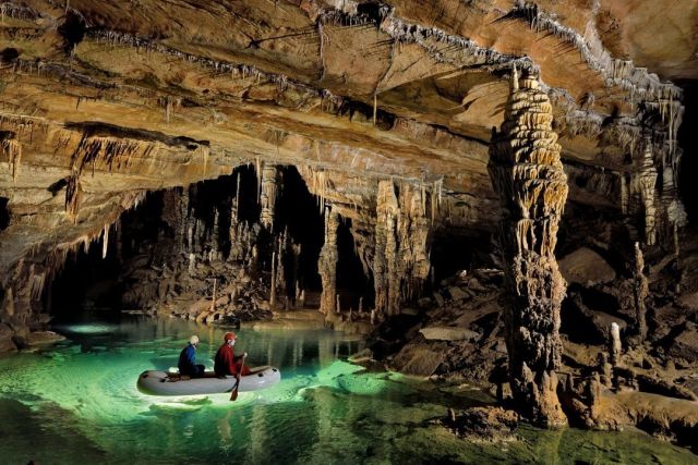 Se sei alla ricerca di un'esperienza unica e indimenticabile nella natura, non perdere l'occasione di visitare le incredibili Grotte della Slovenia - un viaggio nel cuore della Terra.