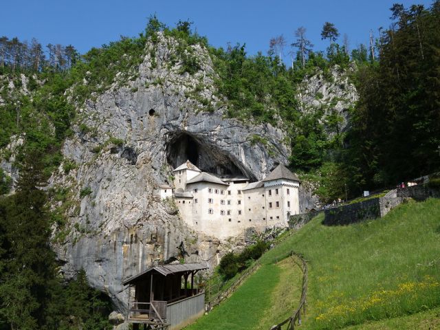 Le Grotte della Slovenia sono una meraviglia naturale che ti lascerà senza fiato - ammira la bellezza sotterranea di questo tesoro nascosto e vivi un'avventura che non dimenticherai mai.