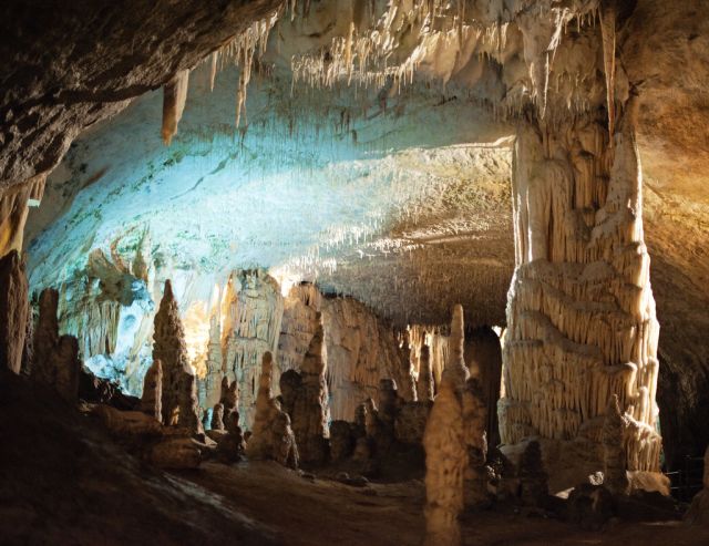 Scopri le meraviglie sotterranee della Slovenia con le Grotte di Postumia