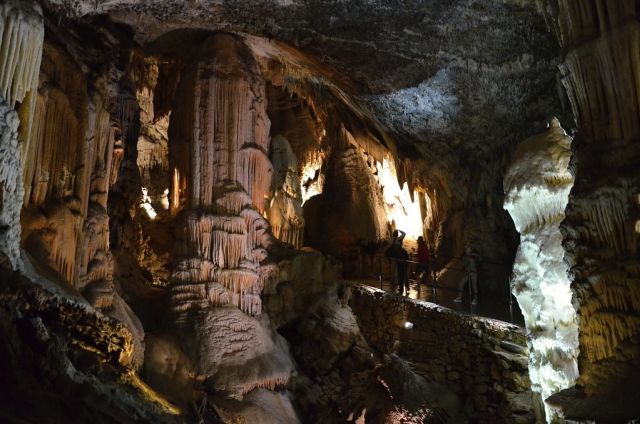 Scopri la bellezza nascosta della Slovenia con le grotte mozzafiato - visita le Grotte della Slovenia per un'esperienza indimenticabile di avventura e scoperta