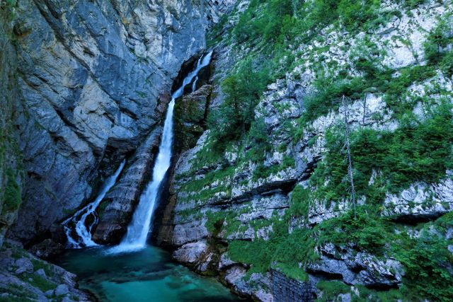 La Cascata di Savica è una vista incredibile da vedere. Con i suoi 78 metri di altezza, la cascata si tuffa in una piscina naturale creando un effetto spettacolare.