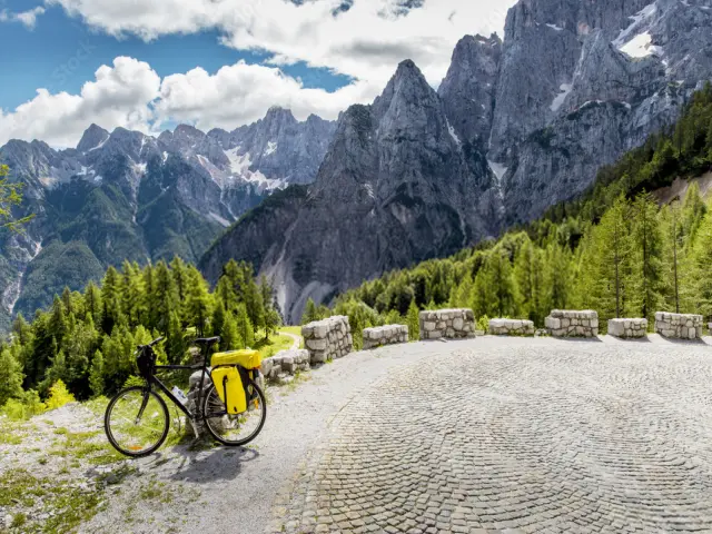 Sfida te stesso con i percorsi di ciclismo più impegnativi della Slovenia, tra salite mozzafiato e panorami spettacolari.