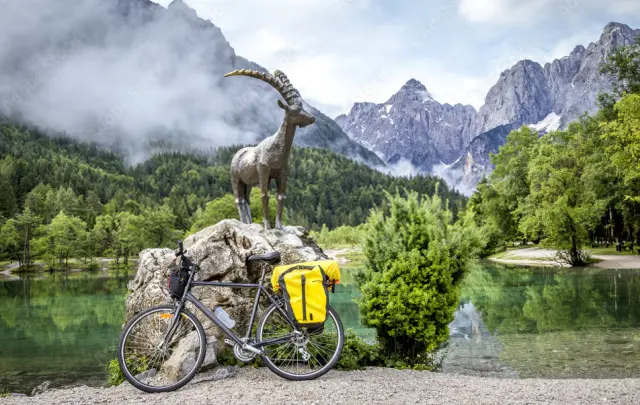 Esplora la Slovenia in bici, scegliendo tra itinerari adatti a ogni livello e gustando l'ospitalità dei suoi abitanti.