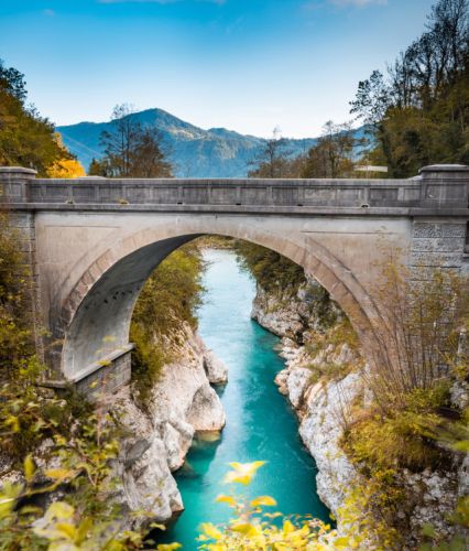 La sponda sinistra e la sponda destra dell'Isonzo (Soča) sotto Kobarid, dove la gola e piu stretta, erano collegate da un ponte gia nei tempi remoti.