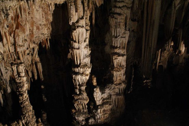 Le Grotte della Slovenia sono una meraviglia naturale che ti lascerà senza fiato - ammira la bellezza sotterranea di questo tesoro nascosto e vivi un'avventura che non dimenticherai mai