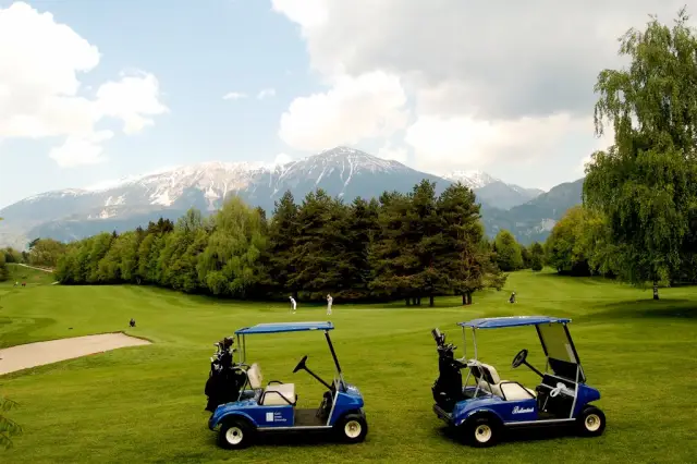 Paesaggio alpino durante una partita di golf in Slovenia