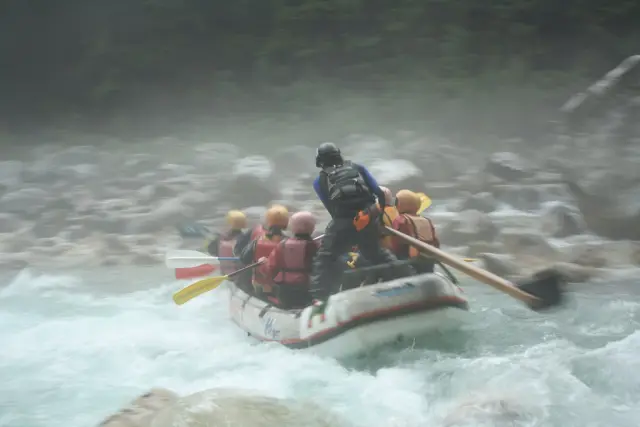 Avventuroso rafting sul fiume smeraldo Soča in Slovenia