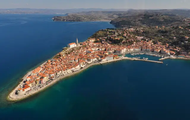 La scenografica città costiera di Pirano, con il suo affascinante centro storico e l'azzurro del Mare Adriatico