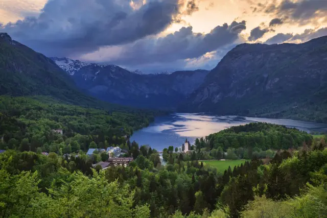Il sereno e tranquillo lago di Bohinj, incastonato tra le Alpi Giulie in Slovenia