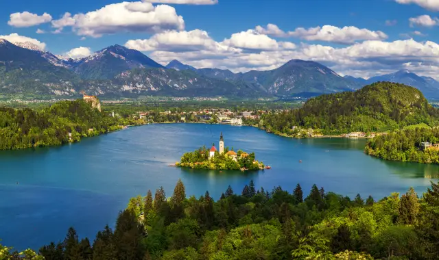 Guida turistica al Lago di Bled: Una meta da sogno tra natura e romanticismo.