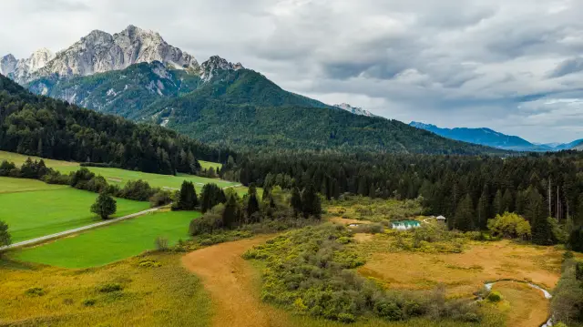 Scopri l'avventura in natura con Slovenia Outdoor! Esplora montagne, fiumi e paesaggi mozzafiato.