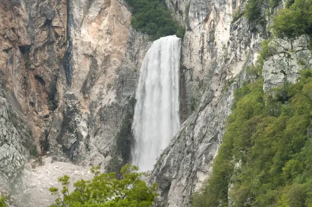 Cascate nascoste e paesaggi incantevoli nelle escursioni slovene