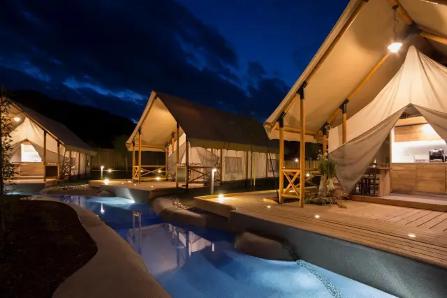 Glamping Olimia Adria village. Il glamping è all interno di un campeggio con case in legno, roulotte e include anche il parco acquatico