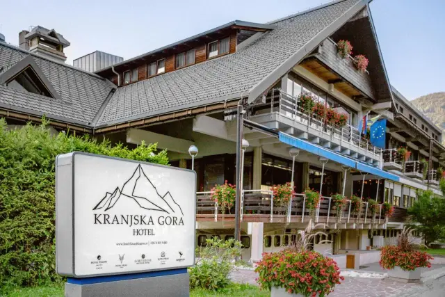 Situato vicino al centro di Kranjska Gora e al Passo Vrsic, l'Hotel Kranjska Gora offre un centro benessere con sauna e vasca idromassaggio.
