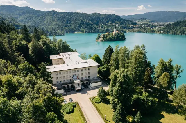 Situato sulle sponde del lago di Bled e circondato da uno splendido parco, il Vila Bled è stato in passato la residenza estiva dell'ex Presidente Tito.