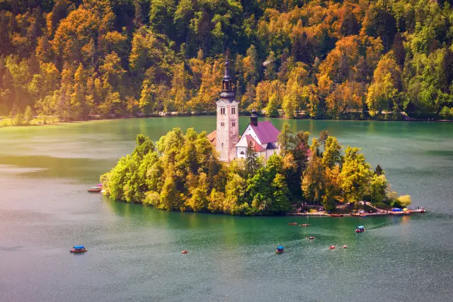 Uno dei gioielli della geografia slovena è il Lago di Bled, una destinazione fiabesca che sembra essere uscita dalle pagine di un libro di fiabe.