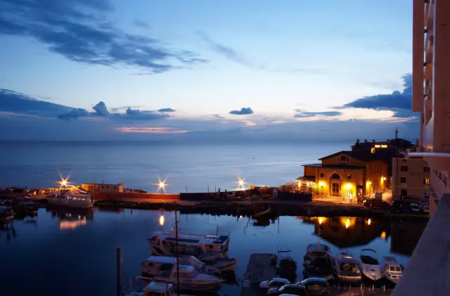 Organizza il tuo viaggio perfetto in Slovenia: itinerari personalizzati, consigli su cosa vedere e fare, e le migliori esperienze culinarie del paese.