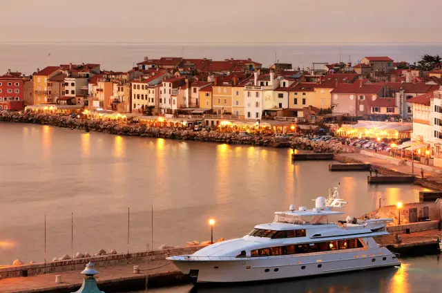 Tra le numerose attrazioni di Pirano, il Ristorante Pavel 2 si distingue come uno dei luoghi imperdibili per chi desidera gustare la cucina locale in un ambiente incantevole.