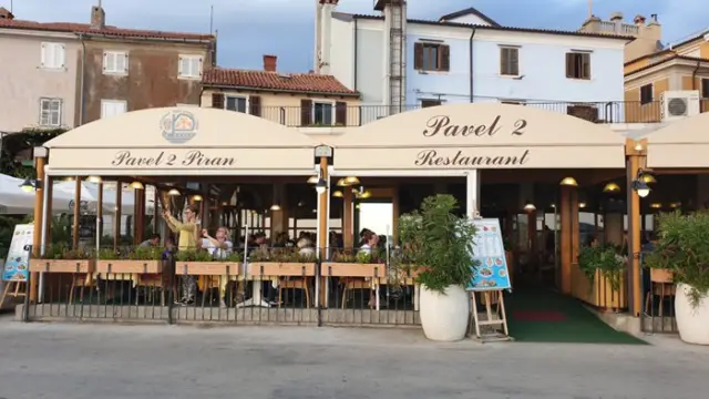 Entrare nel Ristorante Pavel 2 significa immergersi in un'atmosfera accogliente e raffinata.