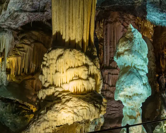 Imperdibile è una visita alle Grotte di Postumia e al Castello di Predjama