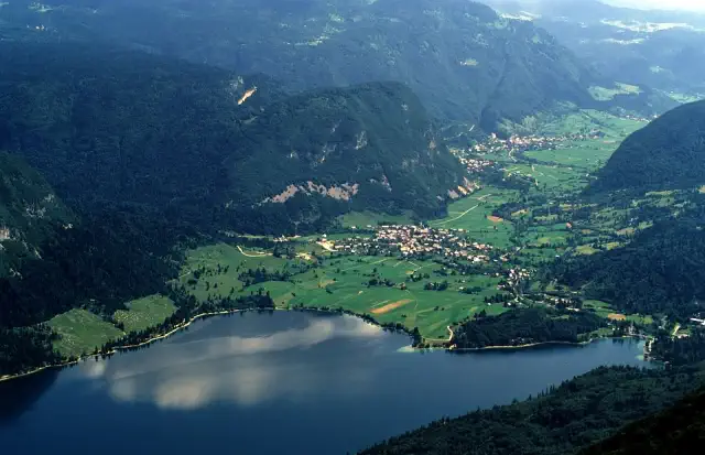 Scopri dove dormire sul lago Bohinj in Slovenia: hotel, agriturismi e glamping con vista lago.